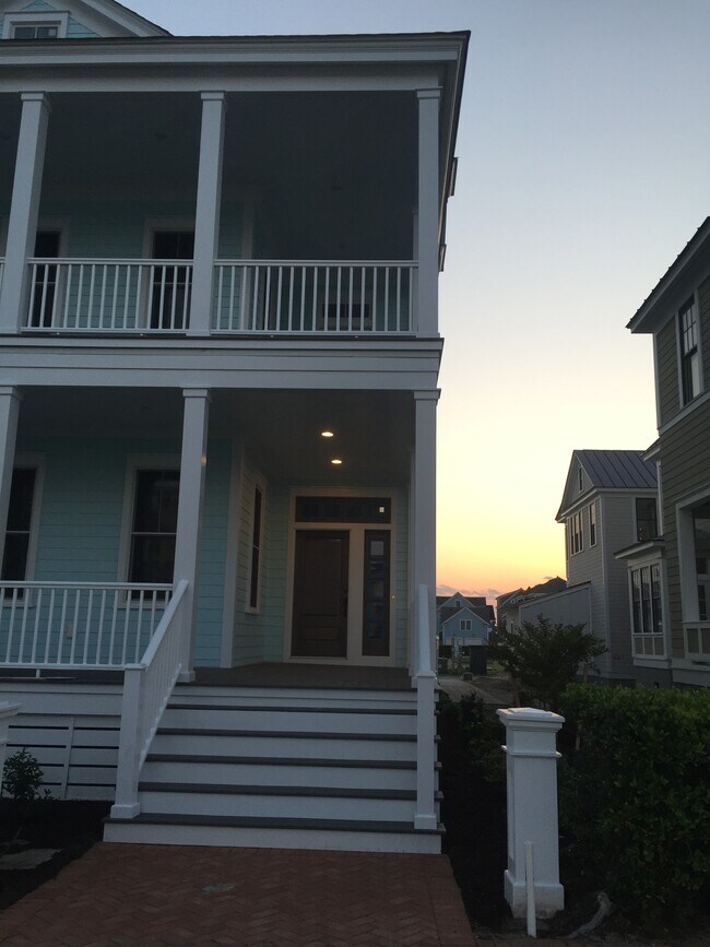 4860 E Beach Dr in Norfolk, VA - Foto de edificio - Building Photo