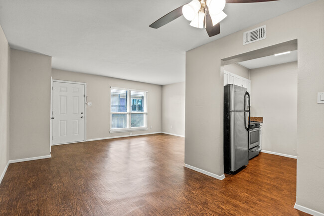 University Villas Apartments in Fort Worth, TX - Building Photo - Interior Photo