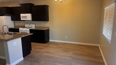 44 Jasmine Point St in Henderson, NV - Building Photo - Building Photo