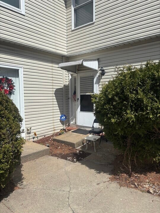 7 Howe Terrace in Boston, MA - Building Photo