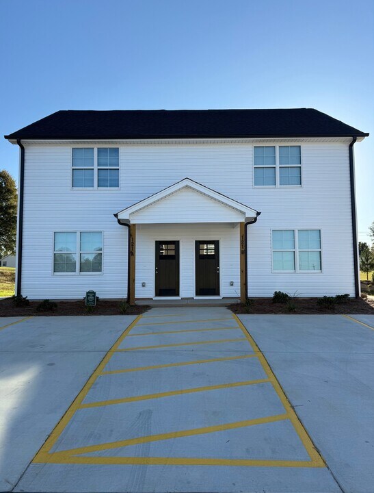 121 Diver Dr in Lexington, NC - Building Photo