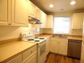 4192 Sunnyview Rd NE in Salem, OR - Building Photo