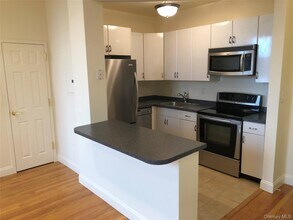 303 Main St in Port Washington, NY - Building Photo - Building Photo