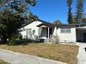 5609 15th Ave S in Gulfport, FL - Building Photo