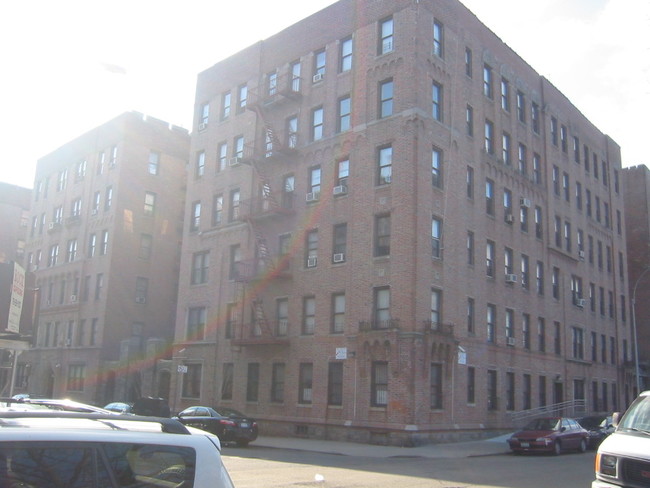 782 Pelham Parkway S in Bronx, NY - Foto de edificio - Building Photo