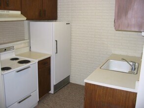 4012 DuPont Cir, Unit 402 in St Matthews, KY - Building Photo - Building Photo