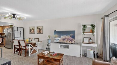 200 NW 87th Ave, Unit J217 in Miami, FL - Building Photo - Building Photo