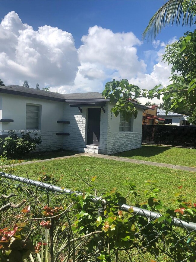 300 NW 97th St in Miami, FL - Building Photo - Building Photo