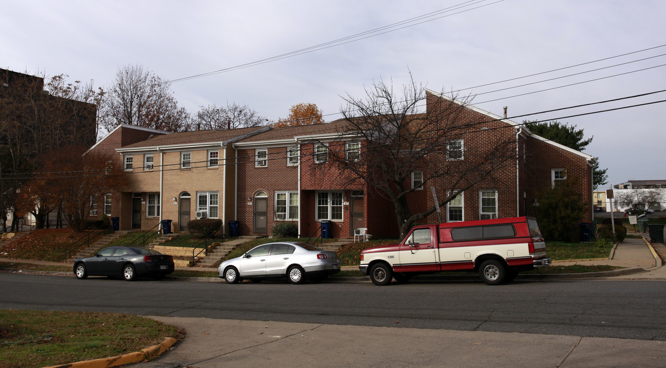 27 S Bragg St in Alexandria, VA - Building Photo