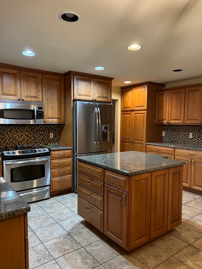 8551 N Point Dr in Fox Point, WI - Foto de edificio - Building Photo