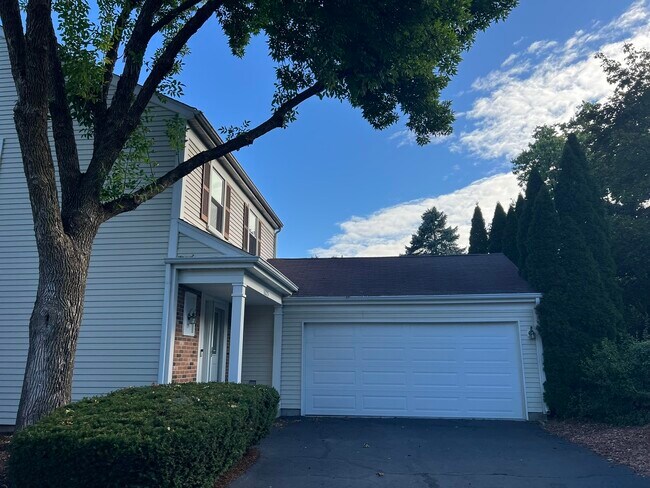 1025 Oswego Rd in Naperville, IL - Foto de edificio - Building Photo