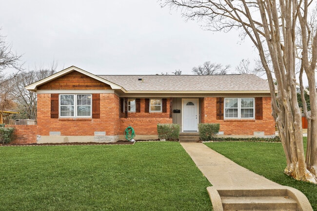 1301 Swallow Ln