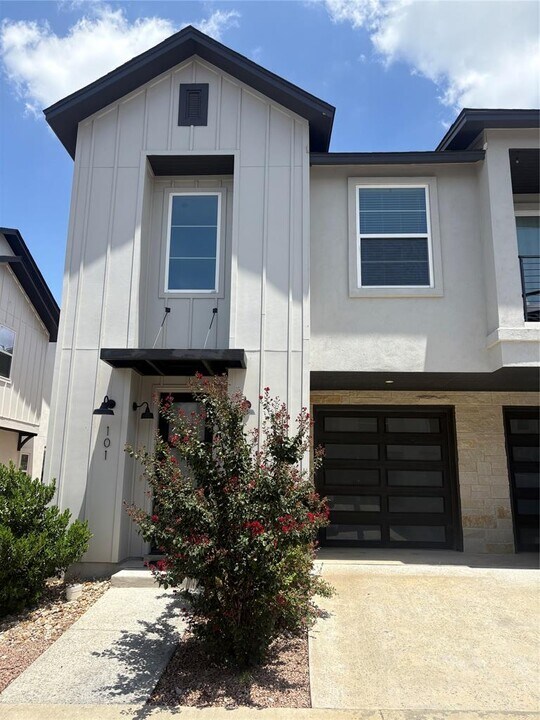 12001 Vista Parke Dr in Austin, TX - Building Photo