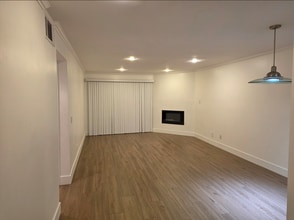 21500 Burbank Blvd, Unit 131 in Woodland Hills, CA - Foto de edificio - Building Photo