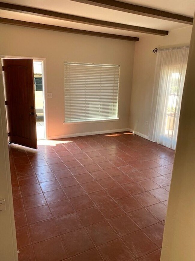 1231 W Bay Ave-Unit -FRONT in Newport Beach, CA - Building Photo - Building Photo