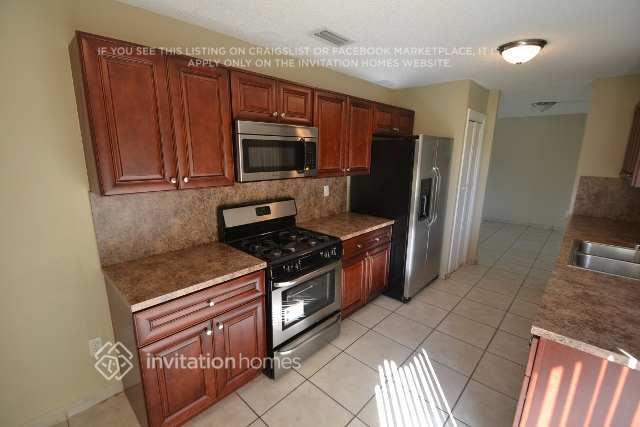 13330 SW 43rd St in Miami, FL - Foto de edificio - Building Photo