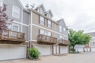 6345 Gold Leaf Ln in Pleasant Hill, IA - Building Photo - Building Photo