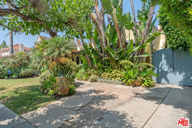 809 S Muirfield Rd in Los Angeles, CA - Building Photo - Building Photo