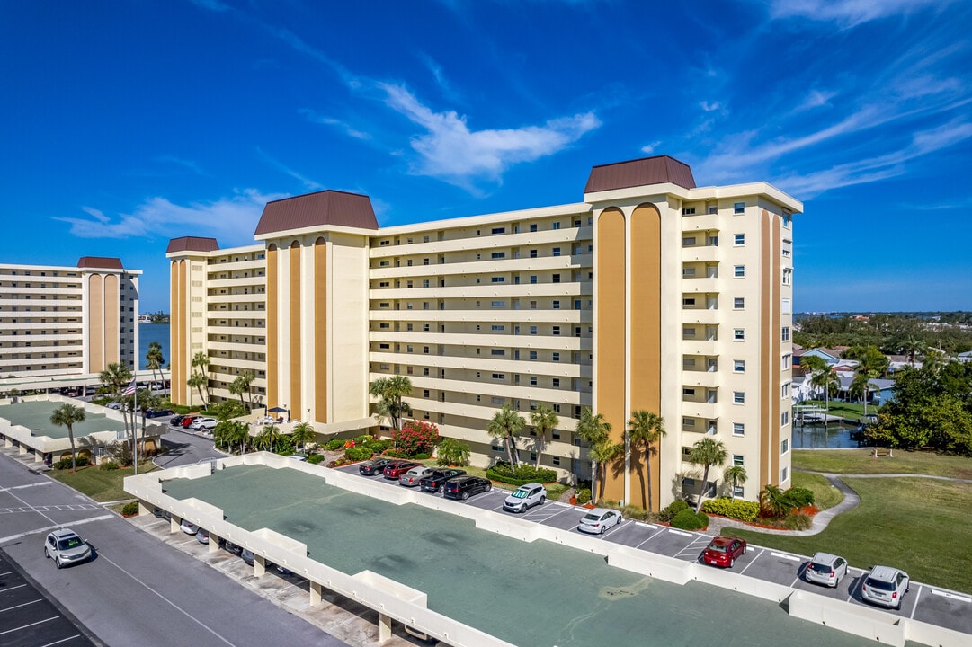 Columbia Towers at Sea Towers in St. Petersburg, FL - Foto de edificio