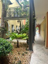 4812 Pine Tree Dr, Unit 105 in Miami Beach, FL - Building Photo