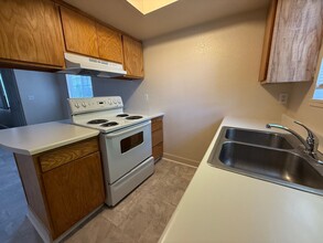 5919 Clover Manor Way in Sacramento, CA - Foto de edificio - Building Photo