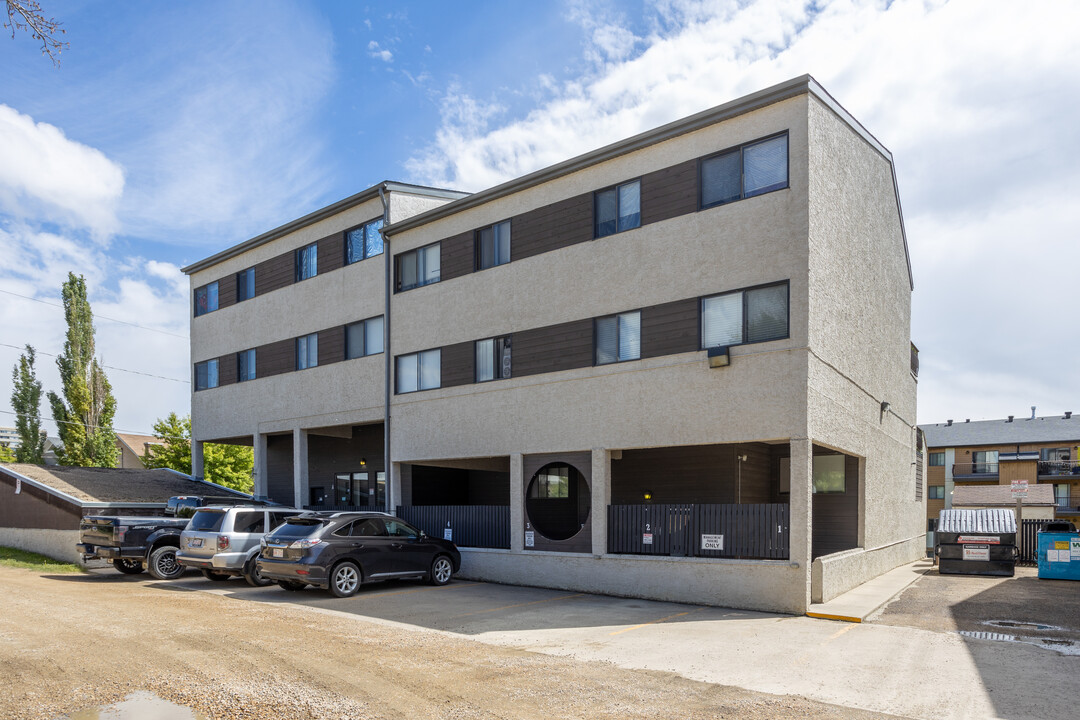 Waskasoo Manor in Red Deer, AB - Building Photo