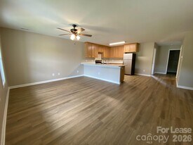 1961 Glen Manor Ct in Lincolnton, NC - Building Photo