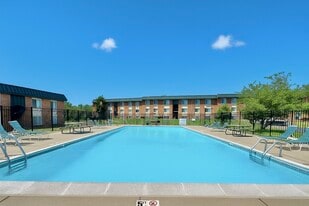 Derby Run Apartments in Louisville, KY - Building Photo