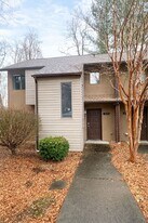 329 Shenandoah Cir in Blacksburg, VA - Building Photo