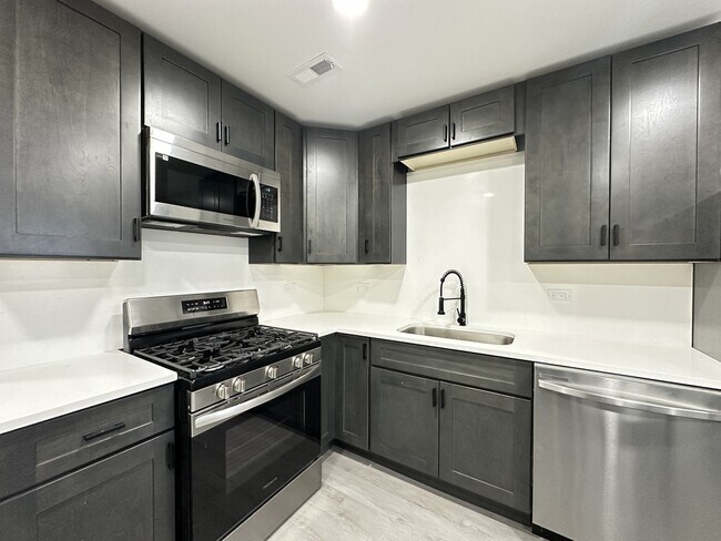 1937 W Grand Ave, Unit 3 in Chicago, IL - Foto de edificio - Building Photo