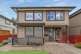 1212 Coast Meridian Rd in Coquitlam, BC - Building Photo