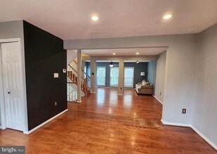 13923 Middle Creek Pl in Centreville, VA - Foto de edificio - Building Photo