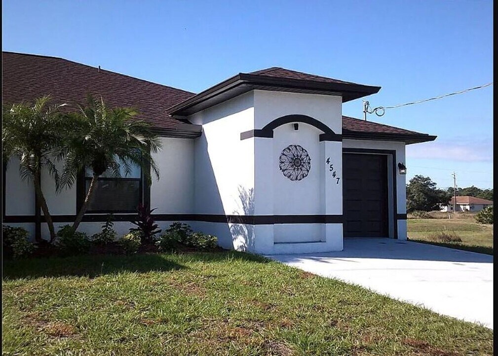 4545-4547 Leonard Blvd S in Lehigh Acres, FL - Building Photo