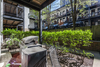 1707 N Crilly Ct, Unit G in Chicago, IL - Building Photo - Building Photo
