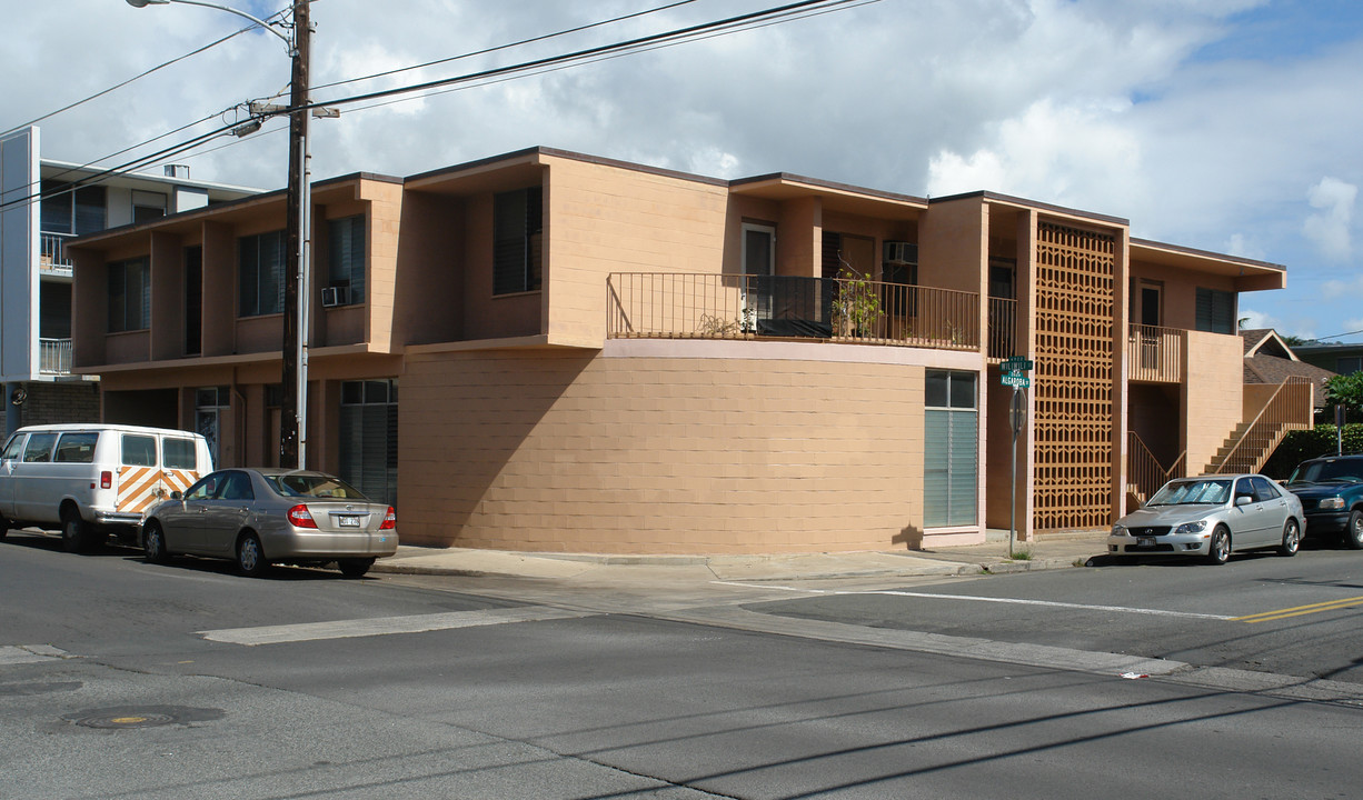 2102 Algaroba St in Honolulu, HI - Building Photo