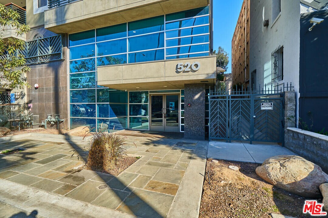 520 S Kingsley Dr-Unit -203 in Los Angeles, CA - Building Photo