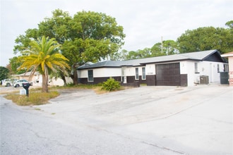11300 Yellowwood Ln in Port Richey, FL - Foto de edificio - Building Photo