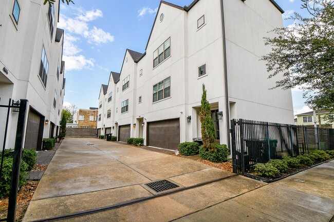 4604 Chartres St in Houston, TX - Building Photo - Building Photo