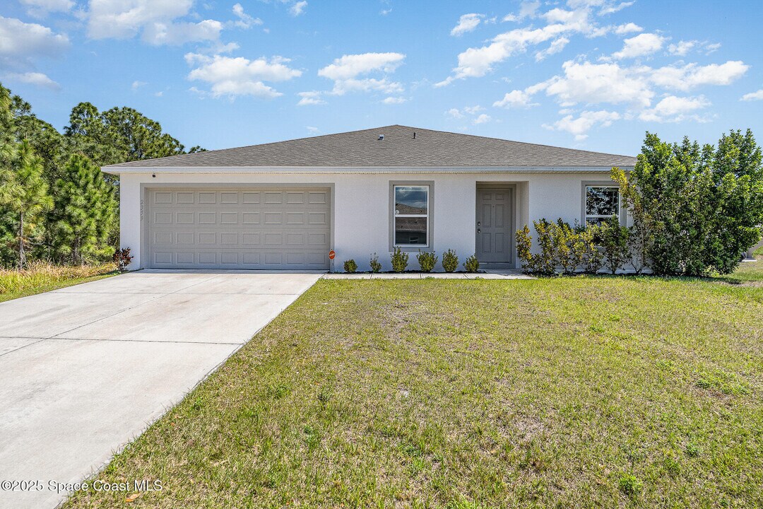 2359 Fallkirk Ave in Palm Bay, FL - Building Photo