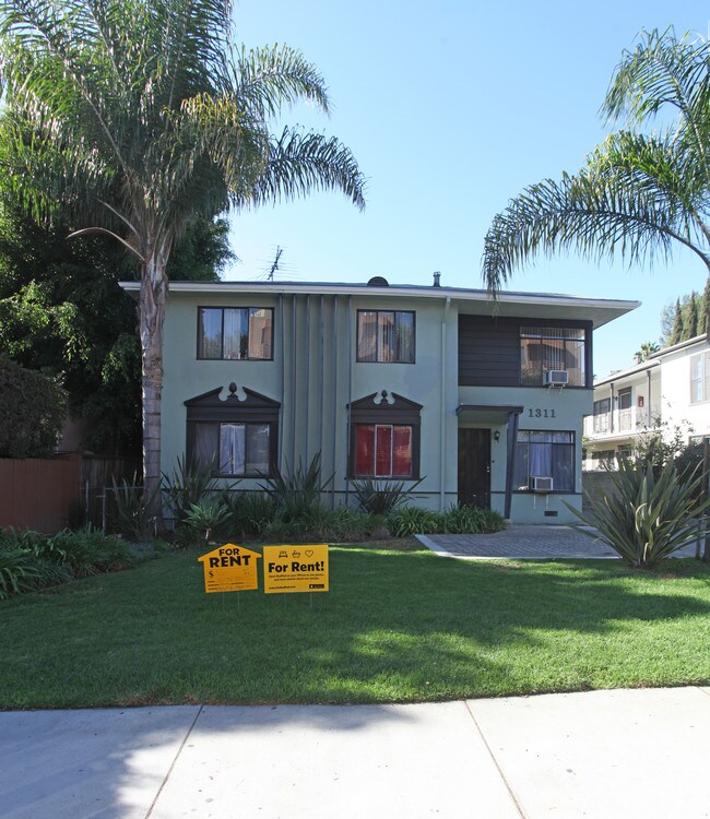 1311 N Orange Dr in Los Angeles, CA - Foto de edificio - Building Photo