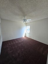 6918 S Hoover St in Los Angeles, CA - Foto de edificio - Building Photo