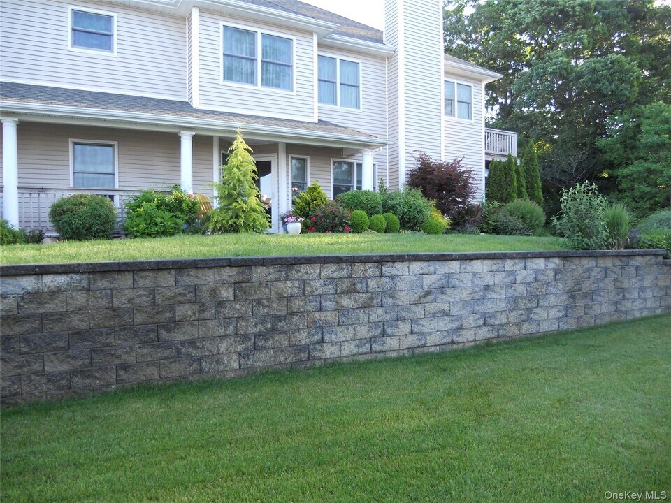 601 Willow Pond Dr in Riverhead, NY - Building Photo