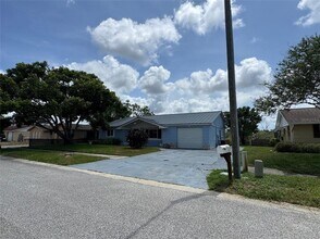 1061 Rushmore Dr in Holiday, FL - Building Photo - Building Photo