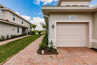 3760 Pebblebrook Ridge Ct-Unit -101 in Ft. Myers, FL - Foto de edificio - Building Photo