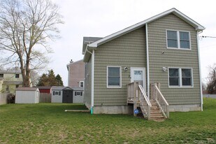 2 Lafayette Dr in Shirley, NY - Building Photo