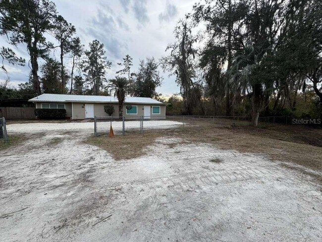 211 NW Hwy 441 in Micanopy, FL - Building Photo - Building Photo