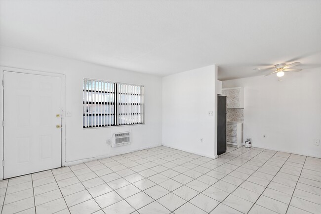 16100 NE 19th Ct, Unit 4 in North Miami Beach, FL - Foto de edificio - Building Photo