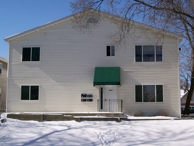 2616 Cedar Ave S in Minneapolis, MN - Foto de edificio - Building Photo