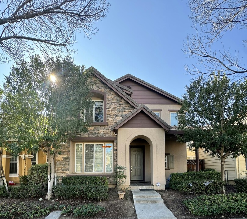 127 W Invitar Ln in Mountain House, CA - Building Photo