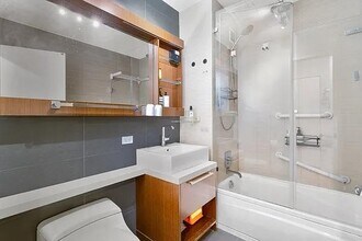 305 W 16th St in New York, NY - Building Photo - Building Photo